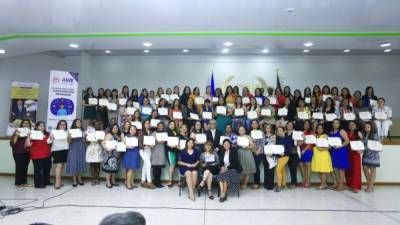 Las 90 emprendedoras recibieron su diploma de participación ayer. Foto: Moisés Valenzuela.