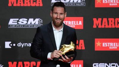 El delantero argentino de Barcelona, ​​Lionel Messi, posa con su sexto premio Golden Shoe después de recibir el European Golden Shoe 2019 en honor al máximo goleador del año durante una ceremonia en la Antigua Fabrica Estrella Damm en Barcelona el 16 de octubre de 2019. / AFP / Josep Lago