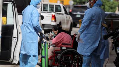 Paramédicos trasladan a un paciente sospechosa de covid-19 al Hospital San Felipe en Tegucigalpa (Honduras).