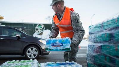 Los residentes de Flint todavía consumen agua embotellada por temor a la contaminación de las tuberías./AFP.