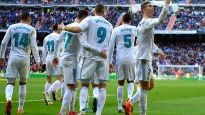 Real Madrid's French defender Ferland Mendy (CL) vies with Alaves' French defender Florian Lejeune (CR) during the Spanish league football match between Deportivo Alaves and Real Madrid CF at the Mendizorroza stadium in Vitoria on January 23, 2021. (Photo by Cesar Manso / AFP)