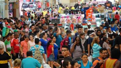 Miles de personas esperan por un boleto en la terminal de buses de San Pedro Sula.