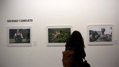 Una joven aprecia la muestra Esfotoperiodismo 2016, hoy, jueves, 26 de enero de 2017, en la ciudad de Guatemala. EFE