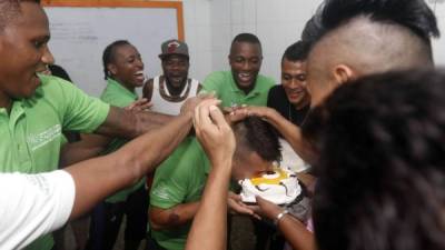 Jorge Cardona mordió el pastel ante la petición de sus compañeros. Foto Delmer Martínez