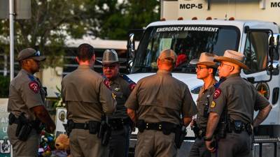 La policía de Texas enfrenta duras críticas por su lenta respuesta al tiroteo en la escuela de Uvalde.