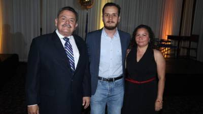 Guillermo y Jeremías Milla con Karla Arita.