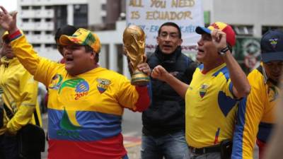 Los aficionados ecuatorianos están confiados y con réplicas de la Copa Mundial apoyan a su selección.
