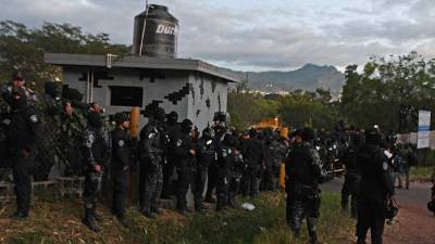Los agentes de policía pertenecientes al Comando Especial protestan en su sede donde se niegan a salir a la calle. AFP