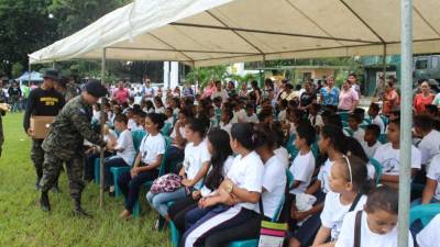 Los uniformados compartieron un rato ameno con los menores.