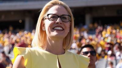 La nueva senadora de Arizona, la demócrata Kyrsten Sinema./AFP.