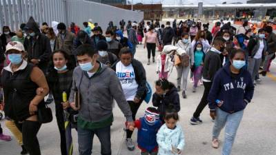 Migrantes hondureños y guatemaltecos que solicitaron asilo a Estados Unidos se manifestaron este miércoles en Tijuana pidiendo a las autoridades estadounidenses acelerar el proceso para que les permitan el ingreso al país norteamericano.