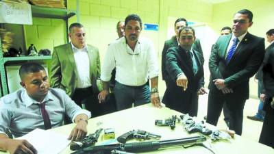 Autoridades de la DNIC muestran a los diputados las armas que circulan en el país.
