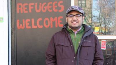 El activista mexicano Mario Saavedra posa para Efe durante una entrevista en la puerta del restaurante de sus padres, La Morada, en el sur del Bronx en Nueva York.