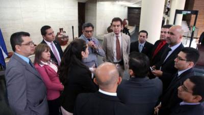 Los diputados del Partido Anticorrupción (PAC) se reunieron con el coordinador del partido, Salvador Nasralla, la semana pasada antes de la elección de los magistrados de la Corte.