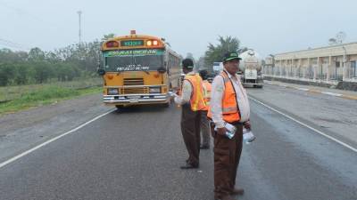 Inspectores de transporte verifican que los buses tengan la documentación que acrediten su estado físico y mecánico.