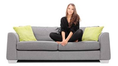 Pasar mucho tiempo en el sofá aumenta el riesgo de afecciones como la enfermedad cardiaca y la diabetes tipo 2.