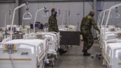 Militares checos instalan equipo médico en un hospital de campo cerca de Praga (República Checa)