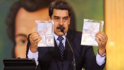 Handout picture released by the Venezuelan Presidency of Venezuelan President Nicolas Maduro showing the passports of two US citizens arrested by security forces during a video conference meeting with international media correspondents, at Miraflores Presidential Palace in Caracas, on May 6, 2020. - Venezuela is to try two Americans allegedly captured during a failed sea attack by mercenaries, President Nicolas Maduro said on Wednesday. (Photo by Marcelo Garcia / Venezuelan Presidency / AFP) / RESTRICTED TO EDITORIAL USE - MANDATORY CREDIT 'AFP PHOTO / VENEZUELAN PRESIDENCY / MARCELO GARCIA ' - NO MARKETING - NO ADVERTISING CAMPAIGNS - DISTRIBUTED AS A SERVICE TO CLIENTS