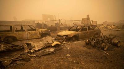 Un gigantesco incendio arrasó por completo un pueblo del norte de California, apenas unas horas después de que las autoridades obligaran a los residentes a evacuar inmediatamente sus hogares, evitando así la muerte de cientos de personas.