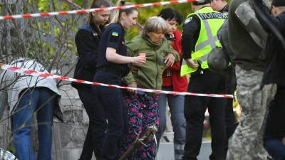 Una adulta mayor ucraniana lamenta la muerte de su hija y nieta en el último bombardeo ruso en Kiev.