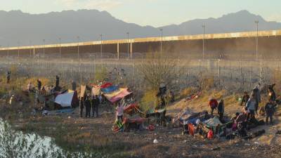 Un centenar de migrantes acampa en la frontera sur de Texas a la espera de poder ingresar a territorio estadounidense.
