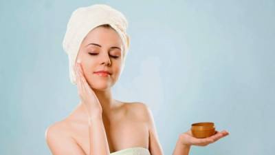 El uso de cremas antiedad puede ayudarle a retardar el envejecimiento de la piel.