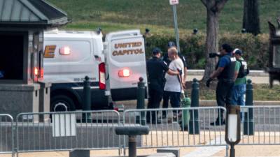 Vista de la Policía atendiendo el caso de un hombre que estacionó un “vehículo sospechoso” frente al Tribunal Supremo de Justicia de Estados Unidos.