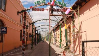 Los trabajos ayer para la villa navideña.