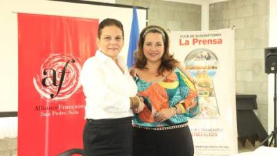 Daphne Sifaffy, Presidenta de la Junta Directiva Alianza Francesa de San Pedro Sula, y Elvia Méndez, jefa del Club de Suscriptores LA PRENSA, durante la firma del convenio.