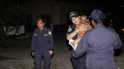 Agentes de la Policía rescataron al menor ayer en la noche.