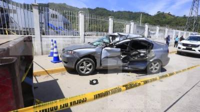 En el accidente participaron dos vehículos, un turismo que impactó contra una rastra que estaba estacionada a la orilla del bulevar.