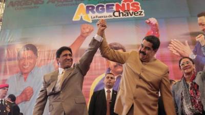 Fotografía cedida por la oficina prensa del Palacio de Miraflores, del presidente de Venezuela, Nicolás Maduro (d), participando durante la juramentación del gobernador electo del estado Barinas, Argenis Chávez (i), hoy viernes, 20 de octubre del 2017, en Barinas (Venezuela). Argenis Chávez es hermano del fallecido presidente venezolano Hugo Chávez Frías. EFE/PRENSA MIRAFLORES/SOLO USO EDITORIAL/NO VENTAS