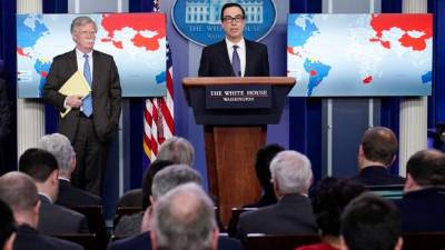 El secretario del Tesoro de EEUU, Steven Mnuchin, y el asesor de seguridad John Bolton, revelaron este lunes las nuevas sanciones contra el régimen de Maduro./AFP.