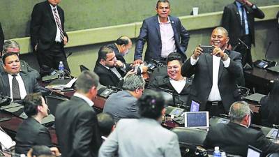 Los diputados, para no aburrirse durante la larga espera del informe, aprovecharon para sacarse fotos.