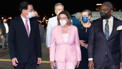 Pelosi fue recibida por una comitiva de altos funcionarios taiwaneses a su llegada a Taipéi.