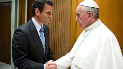El líder opositor venezolano Henrique Capriles solicitó este miércoles al papa Francisco que promueva el diálogo en Venezuela, durante una audiencia privada celebrada en el Vaticano.