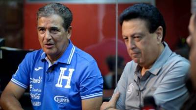 Jorge Luis Pinto, DT de la Selección de Honduras y Alfredo Hawit, presidente de la Fenafuth, Concacaf y vicepresidente de la Fifa, visitaron la sala de Redacción de LA PRENSA.