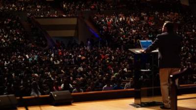El pastor German Ponce predicó ayer a los jóvenes en una jornada de alabanza que duró todo el día.