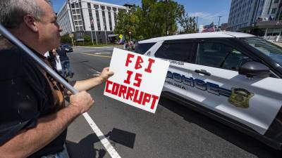 Seguidores de Trump protestan contra el FBI por el allanamiento a la residencia del magnate en Florida.
