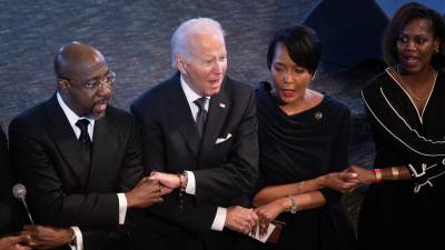 Biden asistió a un servicio religioso en honor a Luther King junto al senador Raphael Warnock en una iglesia de Atlanta.