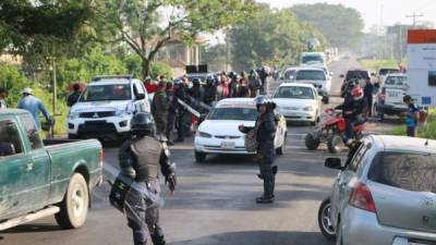 La Policía evitó que la Resistencia se tomara la carretera que conduce de El Progreso a Tela.