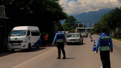 Labor. Agentes de la Dirección Nacional de Vialidad y Transporte trabajan en operativos en las tres principales salidas de la ciudad. Foto: M. Cubas.