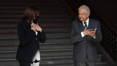 AMLO afirma que 'no es infalible' tras viralizarse su extraño saludo a la vicepresidenta de EEUU./EFE.