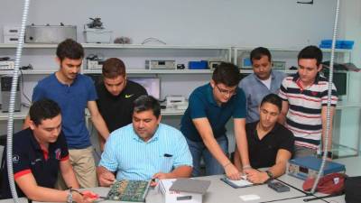 Los estudiantes de Mecatrónica se preparan para la competencia de drones. Foto: Jorge Monzón