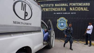El momento cuando las autoridades de Medicina Forense ingresaban hoy al interior de la Penitenciaría Nacional Marco Aurelio Soto.