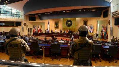 Militares salvadoreños irrumpieron junto a Bukele ayer en el Congreso salvadoreño./EFE.