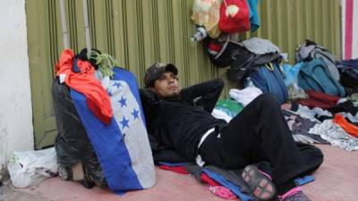 Un migrantes hondureño descansan en la población de Huixtla, en el estado de Chiapas (México). EFE