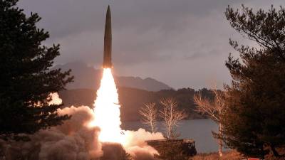 Corea del Norte divulgó imágenes del lanzamiento de dos misiles este martes, en respuesta a las maniobras militares de EEUU y Seúl.