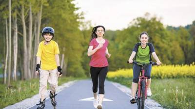 Los padres deben fomentar la actividad física y una dieta sana para evitar que sus hios sufran de diabetes.