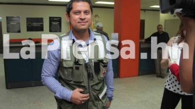 Dieter Quiroz, director de Transporte Municipal, camina bien custodiado.